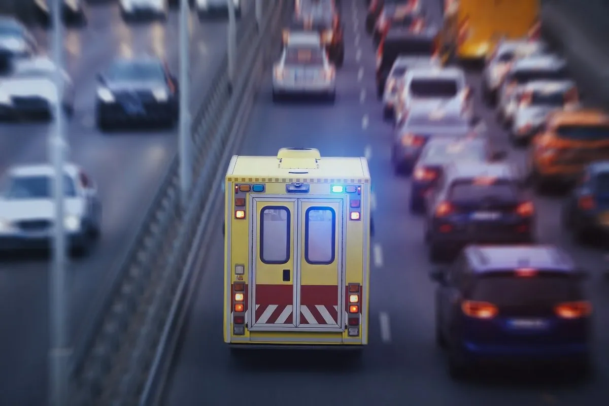 Una ambulancia conduciendo a través del tráfico.
